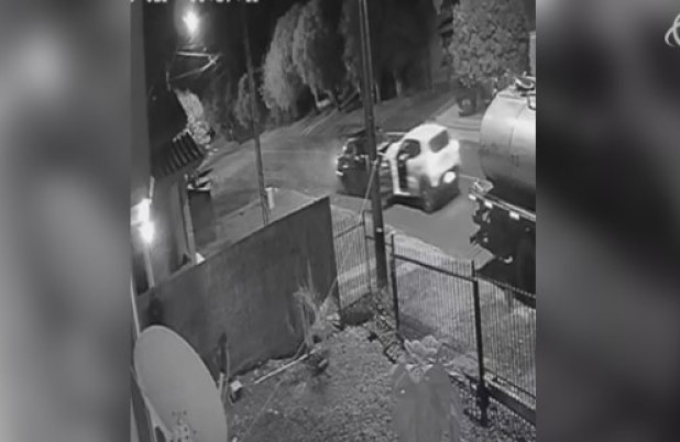 Assista o momento exato em que carro arrasta veículo de aplicativo que atinge caminhão no bairro Peperiguaçu
