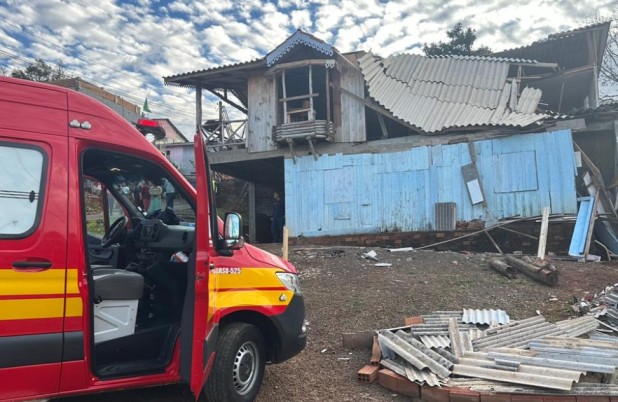 Parte de igreja desaba e mobiliza bombeiros no bairro Floresta
