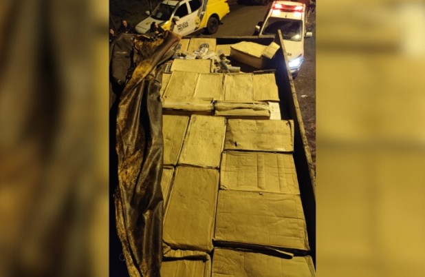 Homem é preso e caminhão apreendido com sete toneladas de camarão e 50 mil carteiras de cigarro contrabandeado