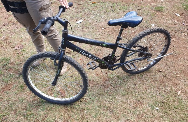Bicicleta abandonada em área de mata é recuperada pela Polícia Militar