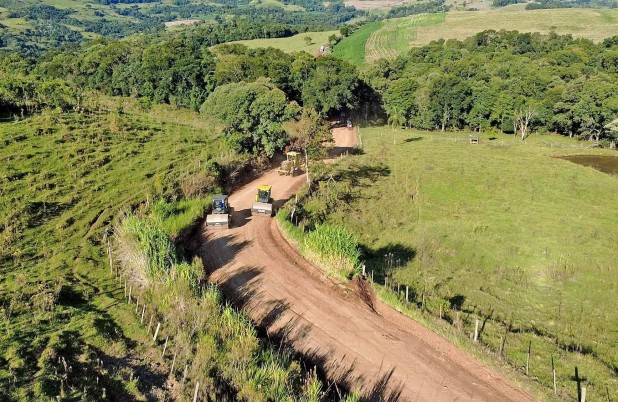 Barracão intensifica melhorias nas estradas do interior e amplia investimentos em infraestrutura