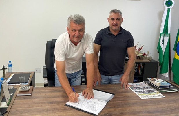 Prefeito Helio transmite cargo ao vice-prefeito César Bueno durante período de férias