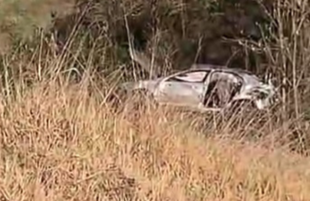 Uma pessoa morre e outra fica ferida após carro sair da pista na BR-280