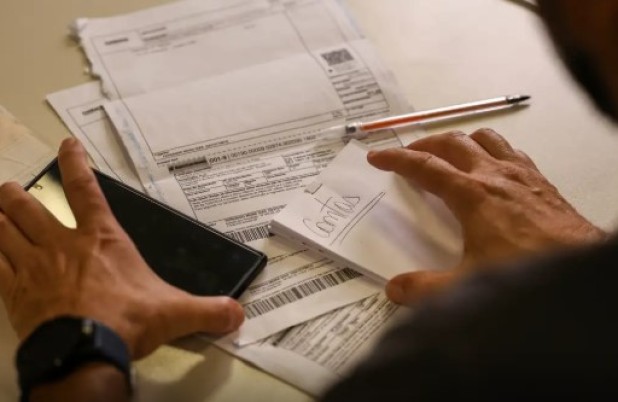 Salário mínimo de R$ 1.621 começa a ser pago nesta segunda