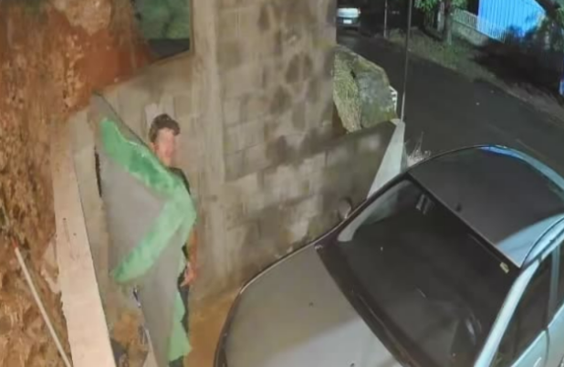 “Aladim” da madrugada? Ladrão é flagrado furtando tapete