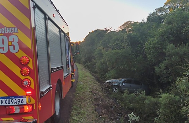 Saída de pista seguida de capotamento deixa mulher gravemente ferida na BR-280