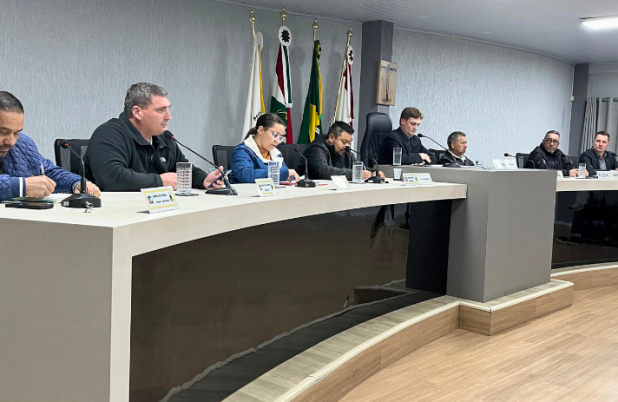 Projetos de lei sobre educação e economia são discutidos na Câmara
