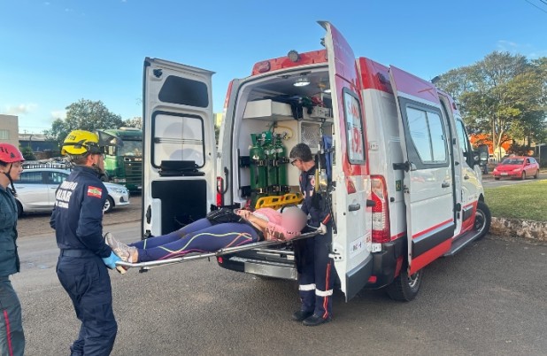 Mulher é encaminhada ao hospital após acidente de trânsito na Av. Arnaldo Busatto