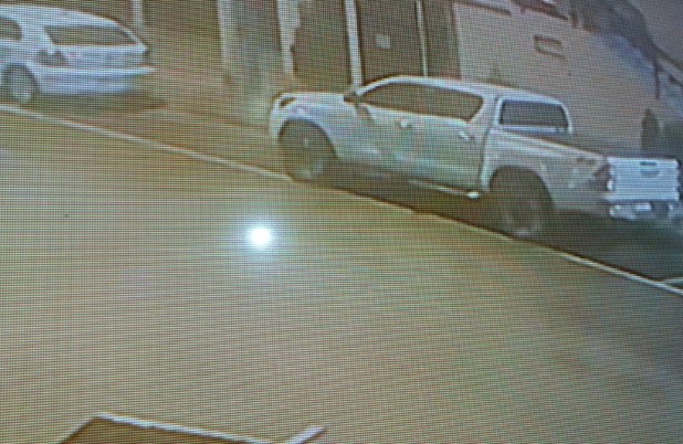 Caminhonete é furtada em frente à APAC no centro de Barracão; ação foi registrada por câmeras