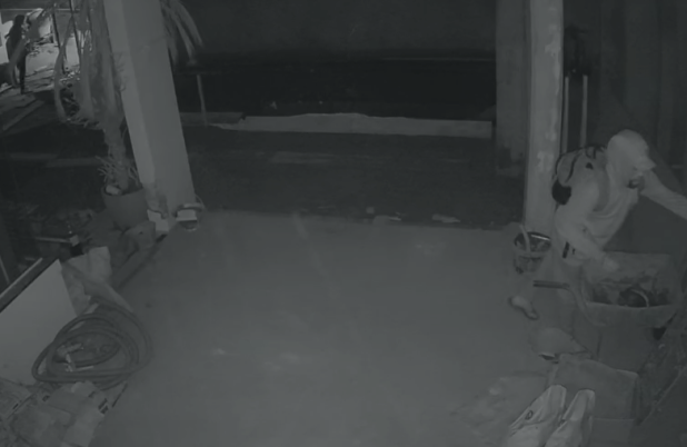 Câmera flagra furto de escada em obra na região da antiga aduana de cargas