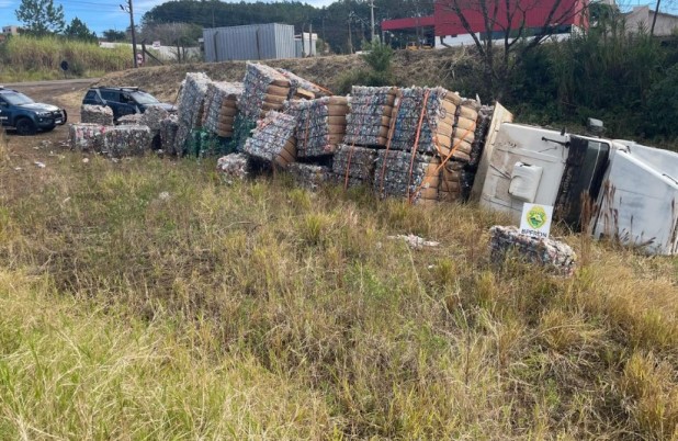 Carreta carregada com recicláveis tomba durante fuga e é apreendida