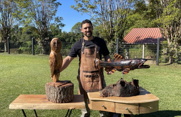 Do desenho à madeira: artista transforma troncos em esculturas de luxo