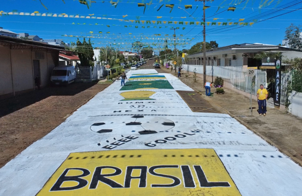 APAE Novos Horizontes transforma rua em palco de cores e esperança no clima da Copa do Mundo