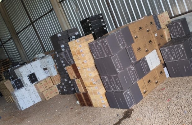 BPFRON localiza depósito com vinhos, azeite e cigarros eletrônicos contrabandeados