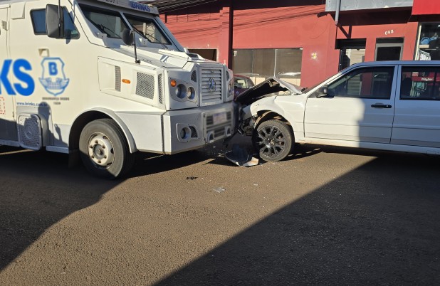 Imagens impressionam: câmera flagra batida entre Santana e carro-forte no Centro