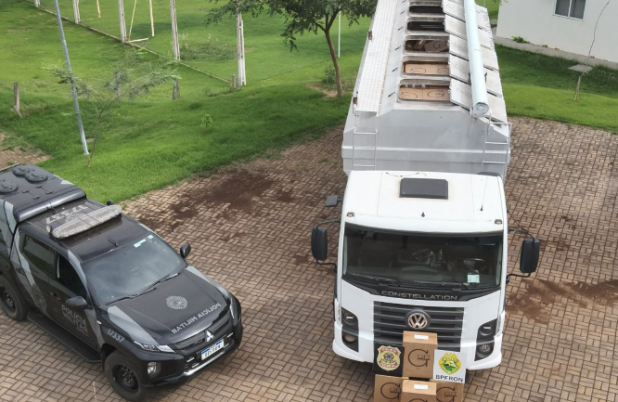 Caminhão com carga milionária de cigarros contrabandeados é apreendido após fuga de motorista