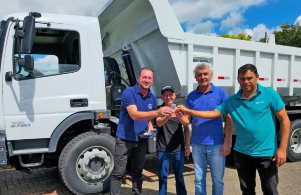 Município recebe novo caminhão caçamba para reforçar setor rodoviário