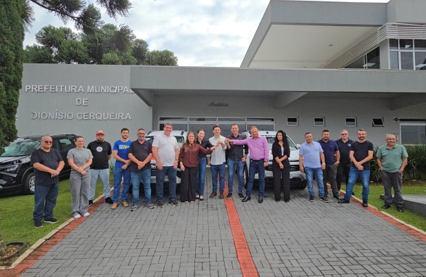 Secretaria de Saúde recebe dois veículos novos para transporte de pacientes