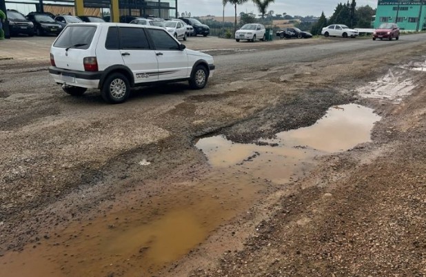 Asfalto recém-executado na BR-163 cede e motoristas aguardam reparos