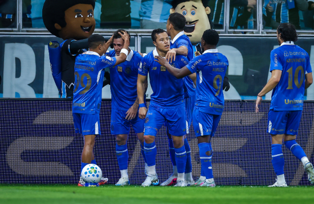 Grêmio vira sobre a Chapecoense e volta a vencer no Brasilerão