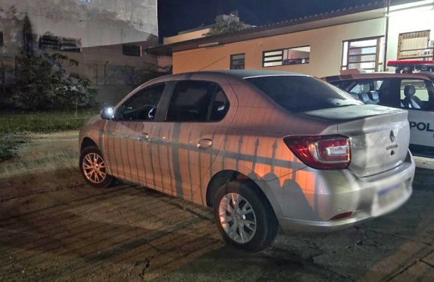 Dupla armada rouba empresa e foge com carro; veículo é recuperado, mas dinheiro desaparece