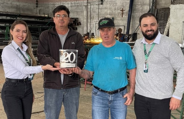 Metalúrgica Mapin completa 20 anos e recebe homenagem do Sicoob Vale Sul