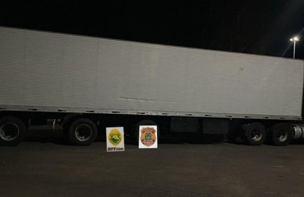 Polícia Federal intercepta carreta com 22 toneladas de pera e 8 de camarão