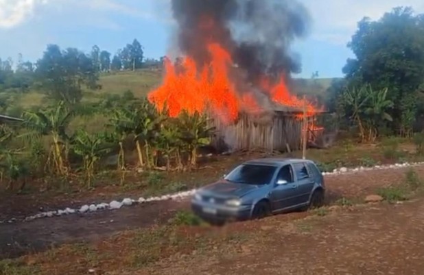 Residência é totalmente destruída por incêndio na tarde de domingo