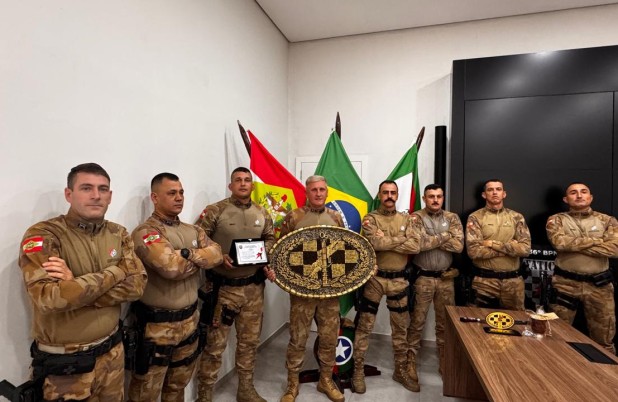 Polícia Militar homenageia Subtenente Schuler pela passagem à reserva remunerada