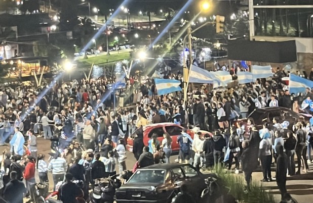 Policial argentino é esfaqueado durante confusão e suspeito foge para o Brasil