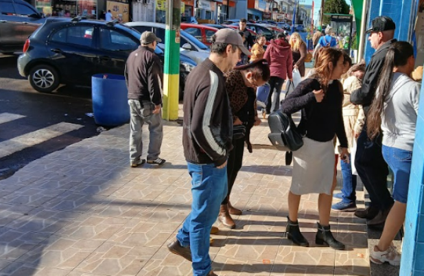 Argentinos seguem cruzando a fronteira para fazer compras em Barracão e Dionísio Cerqueira