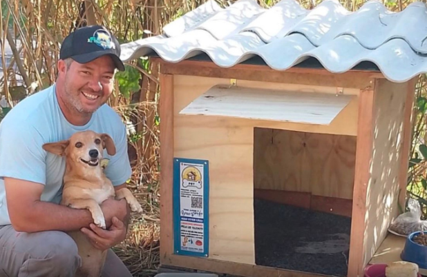 Caminhoneiro constrói mais de 1,7 mil casinhas para proteger cães e gatos abandonados