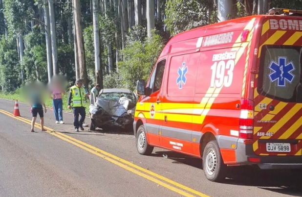 Mulher morre após carro sair da pista e colidir contra árvore na SC-161