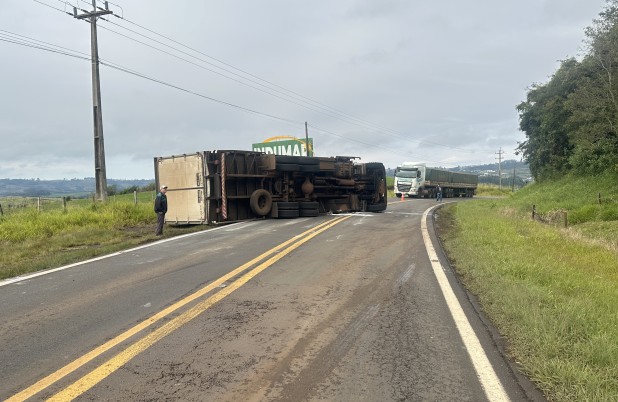 Caminhão carregado com doces, tomba na BR-163 e interdita os dois sentidos da rodovia