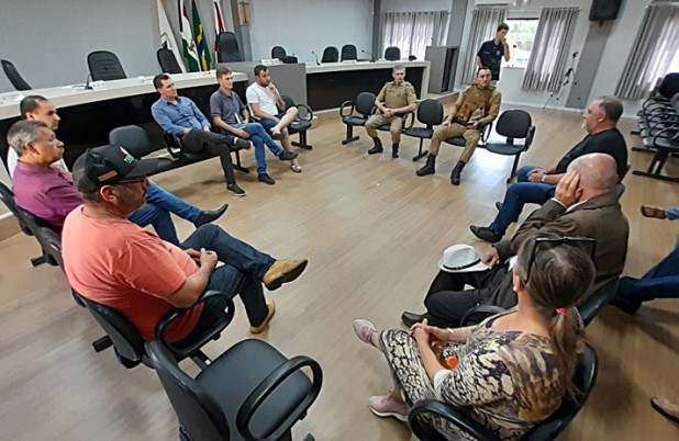 PM, vereadores e comunidade participam de reunião para tratar de assuntos referentes a segurança