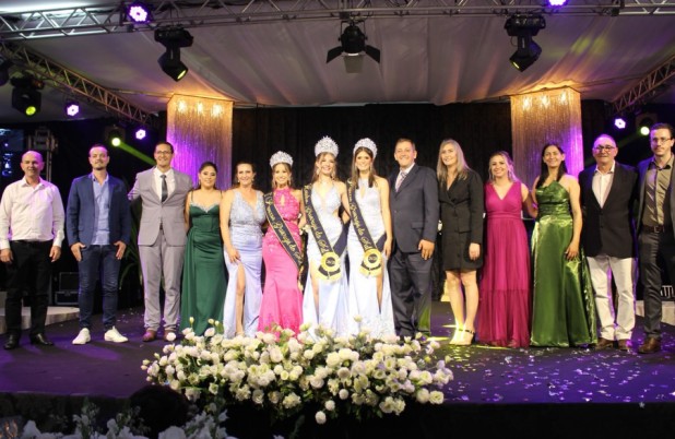 Baile elege novas soberanas em noite de glamour e emoção