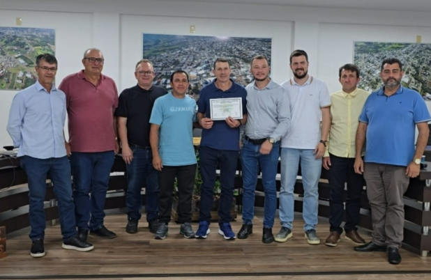 Professor Hilário recebe moção de reconhecimento por 38 anos de dedicação à educação