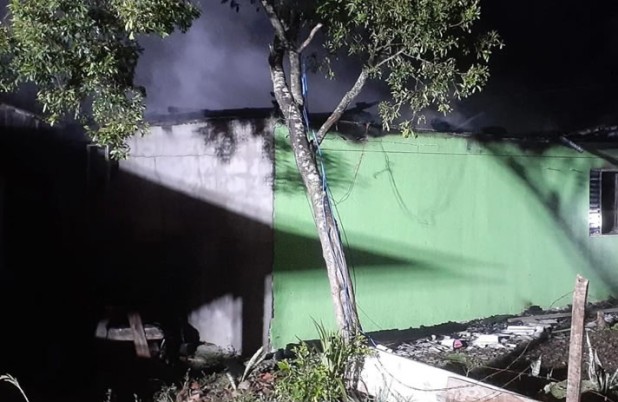 Incêndio destrói casa no bairro São Silvestre