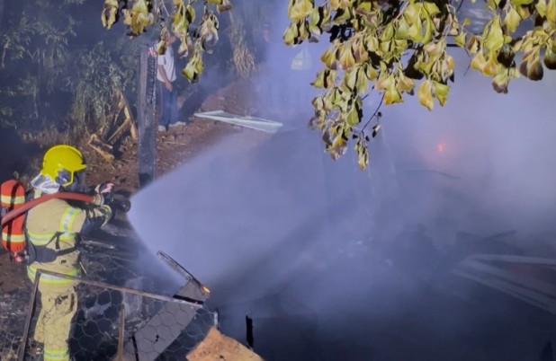 Casa de madeira é completamente destruída por incêndio