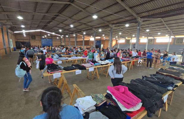Mais de 4 mil peças de roupas são entregues para famílias pela Secretaria de Assistência Social