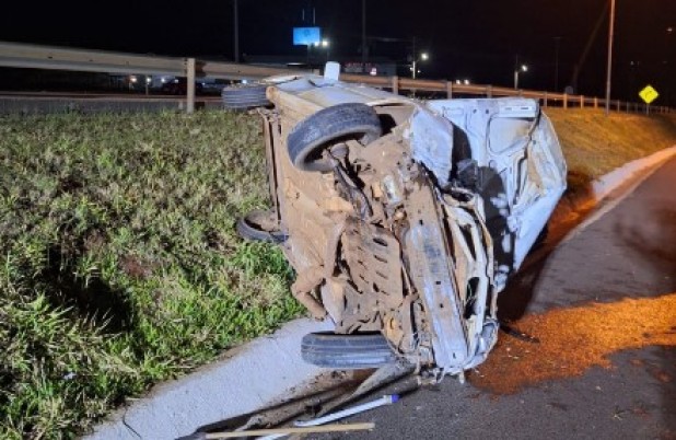 Motorista sofre perda de memória após capotamento na Via Periférica
