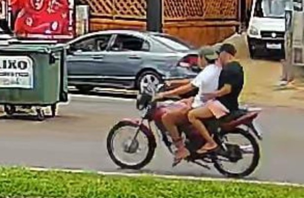 Motocicleta é furtada em plena luz do dia por dois homens
