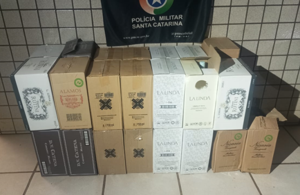 Homem de 63 anos é flagrado com 180 garrafas de vinhos descaminhados