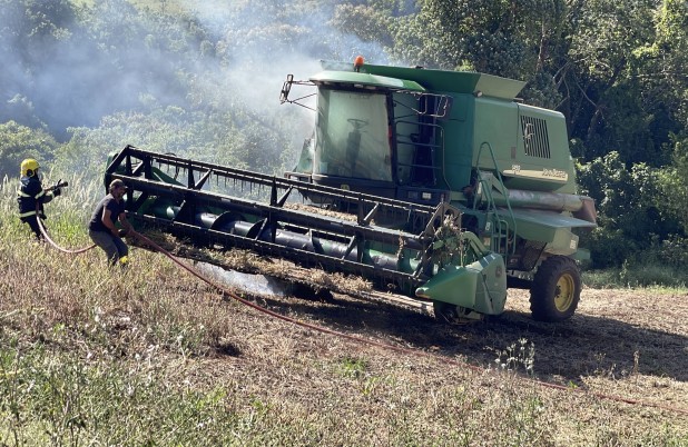 Colheitadeira é parcialmente destruída pelo fogo na Linha São José