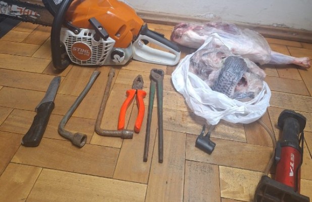 Homem é preso após ser flagrado furtando ferramentas de residência