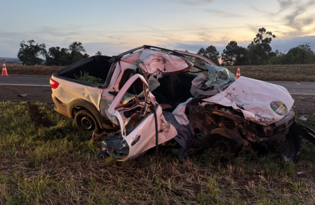 Mulher morre e filho fica ferido em colisão entre carro e caminhão na PR-182