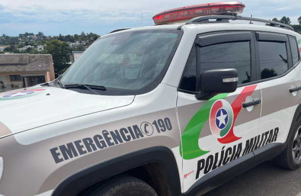 Homem ameaça ex e causa destruição em residência