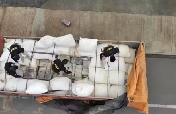 PRF intercepta caminhão de Palma Sola com 800 kg de maconha e prende motorista de Dionísio Cerqueira