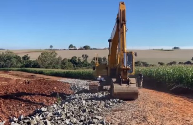 Administração inicia obras preparatórias para asfaltamento entre Linha 3 Irmãos e Vista Gaúcha