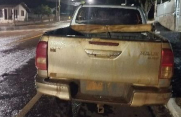 Caminhonete furtada é encontrada abandonada em área de mata na região de fronteira